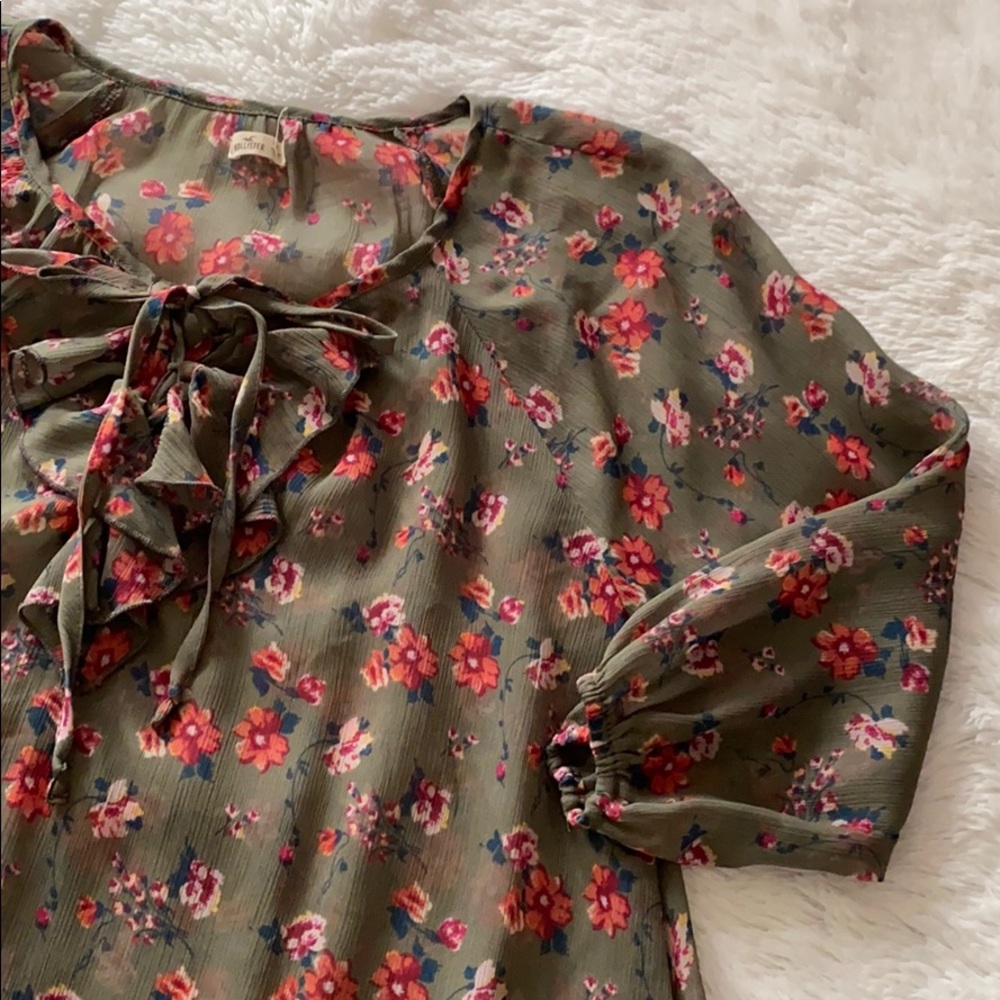Floral Print Ruffle Blouse - Picture 2 of 4